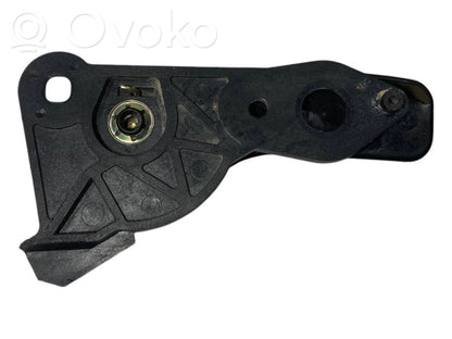 Dzinēja pārsega attaisīšanas rokturītis