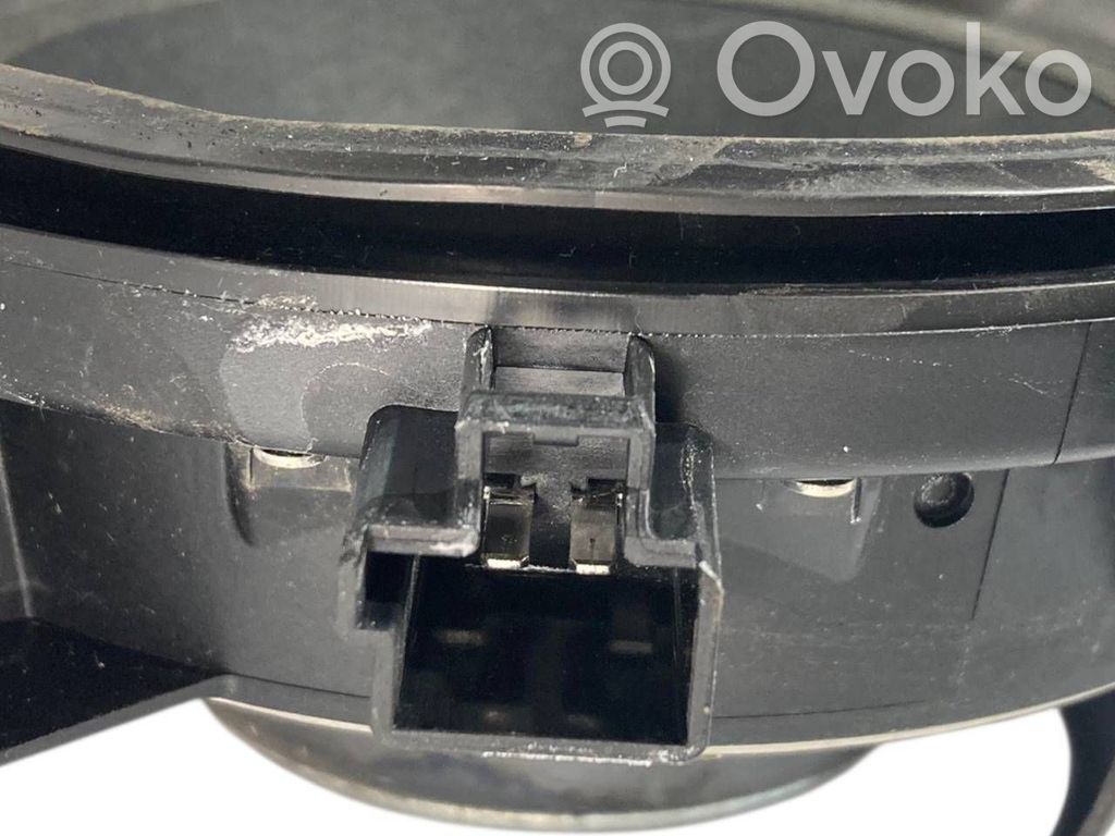 Skaļrunis (-i) priekšējās durvīs