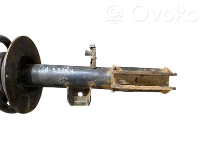 Priekšpusē amortizators ar atsperi