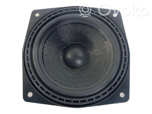 Skaļrunis (-i) aizmugurējā palodzē