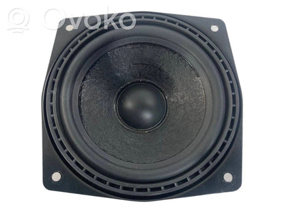 Skaļrunis (-i) aizmugurējā palodzē