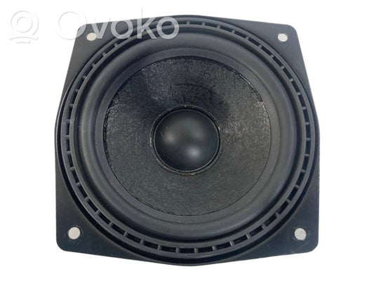 Skaļrunis (-i) aizmugurējā palodzē