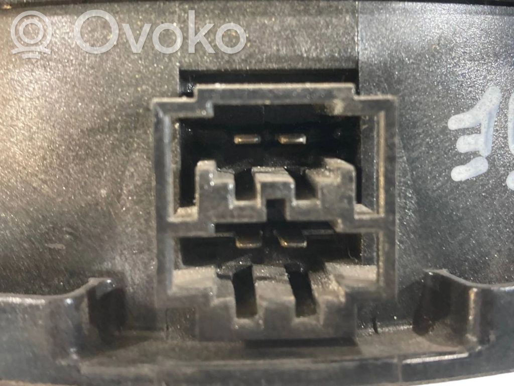 Динамик(и) в передней двери