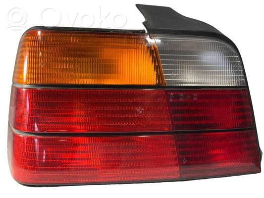 Aizmugurējais lukturis virsbūvē