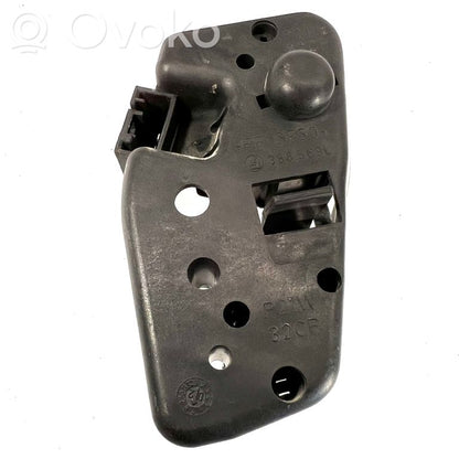 Держатель крышки заднего фонаря