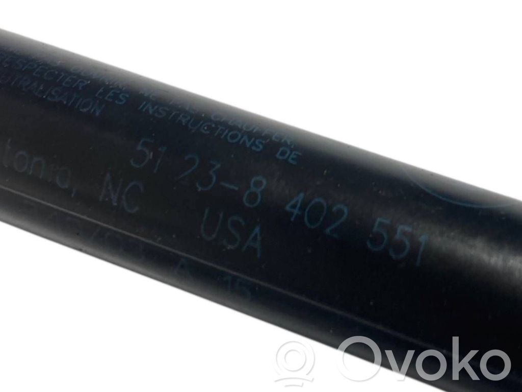 Dzinēja pārsega eņģe (-es)