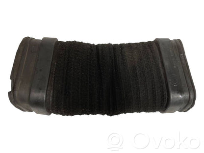 Caurulīte (-es) / šļūtene (-es)