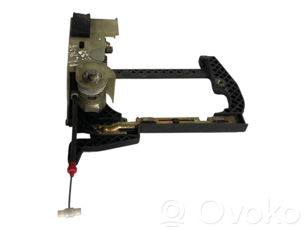 Priekšpusē turētājs / kronšteins ārējam atvēršanas rokturim