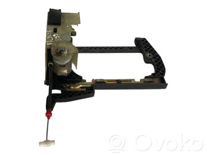 Priekšpusē turētājs / kronšteins ārējam atvēršanas rokturim