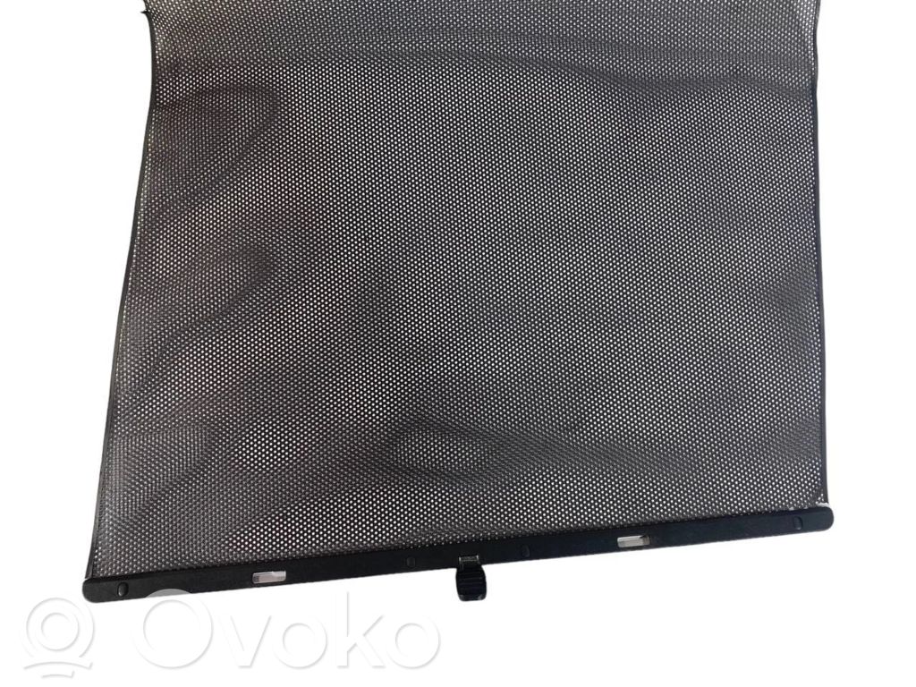 Aizmugurē logu aizkars