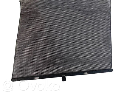 Aizmugurē logu aizkars