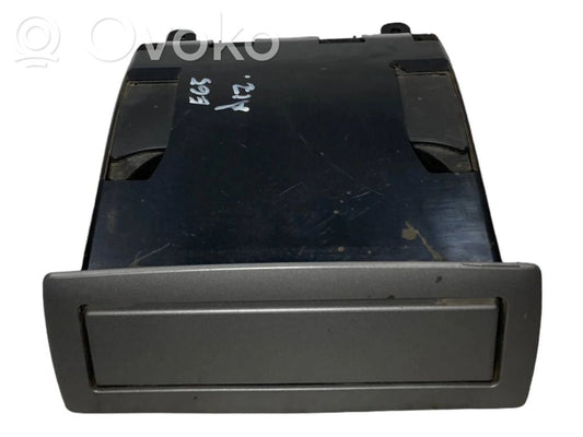 Glāžu turētājs (aizmugurē)