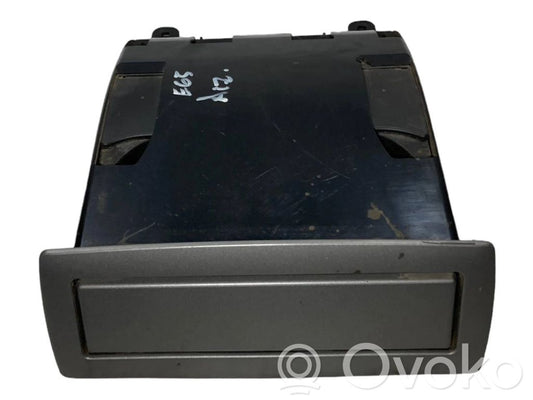 Glāžu turētājs (aizmugurē)