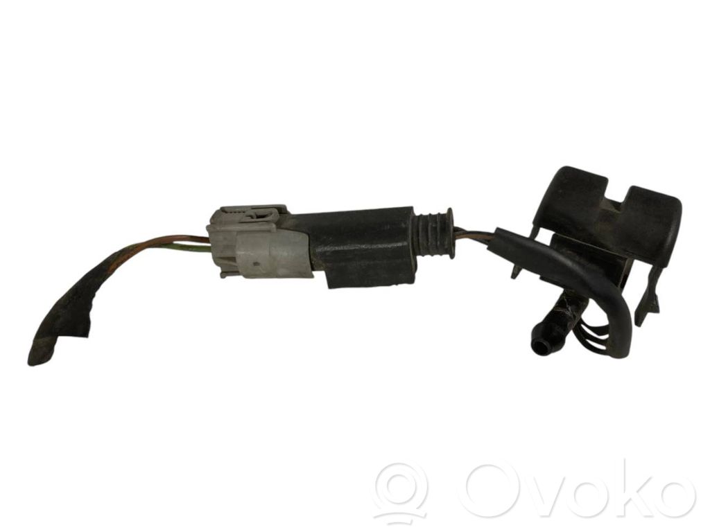 Mazgāšanas šķidruma smidzinātājs (-i) priekšējam logam