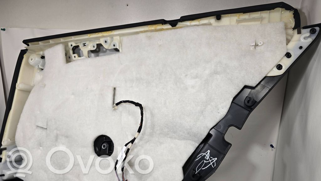 Apšuvums aizmugurējām durvīm