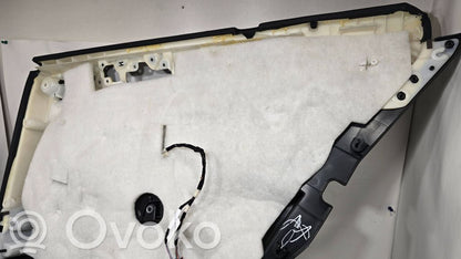 Apšuvums aizmugurējām durvīm