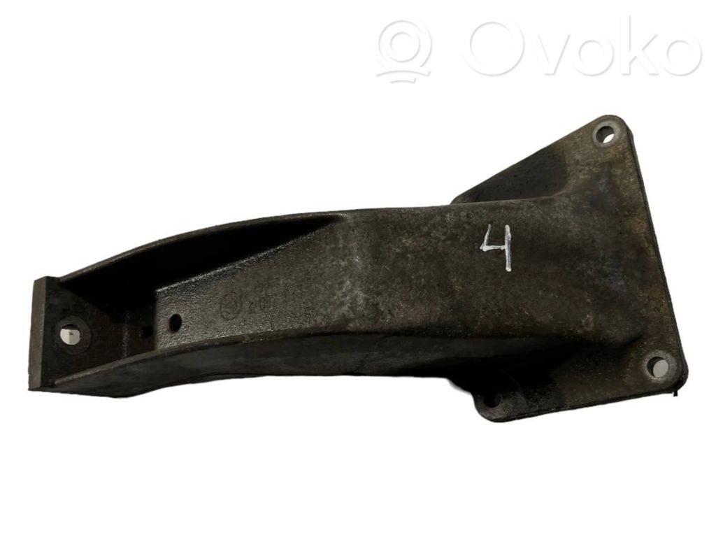Engine mounting bracket