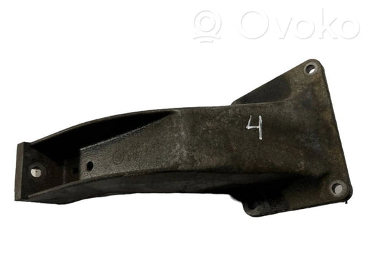 Engine mounting bracket