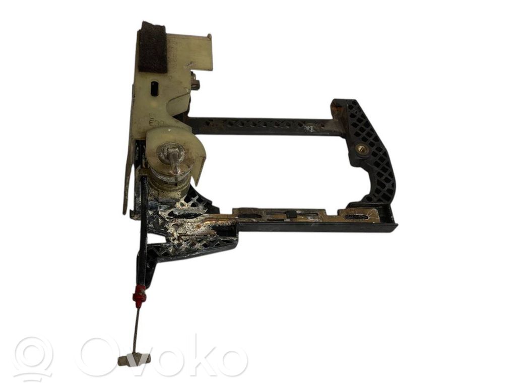 Holder/bracket for external opening handle at the front