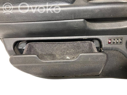 Priekšējo durvju apdare