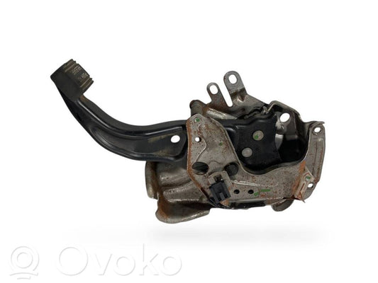 Rokas bremzes mehānisms (salonā)