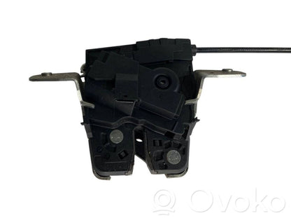 Aizmugurējā pārsega slēdzene