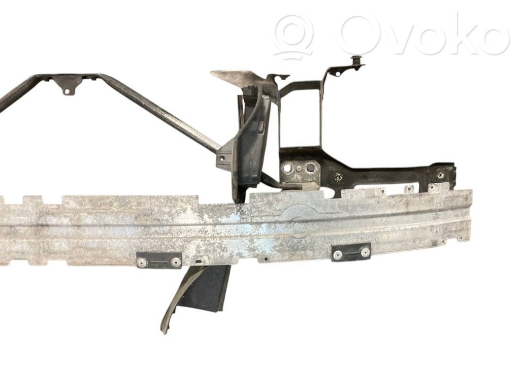 Priekšpusē bampera sija / balka