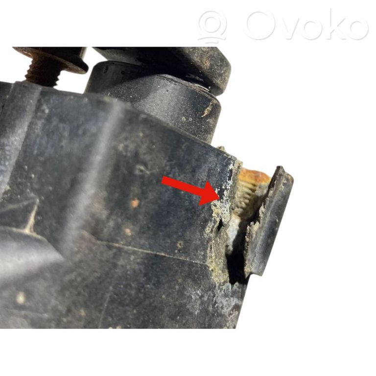Priekšpusē piekares augstuma sensors