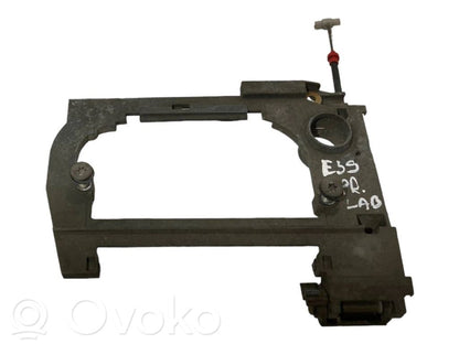 Priekšpusē turētājs / kronšteins ārējam atvēršanas rokturim