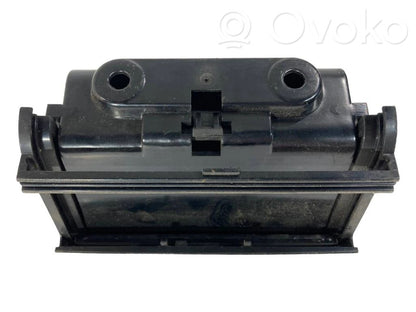 Pelnutrauks (aizmugurē)