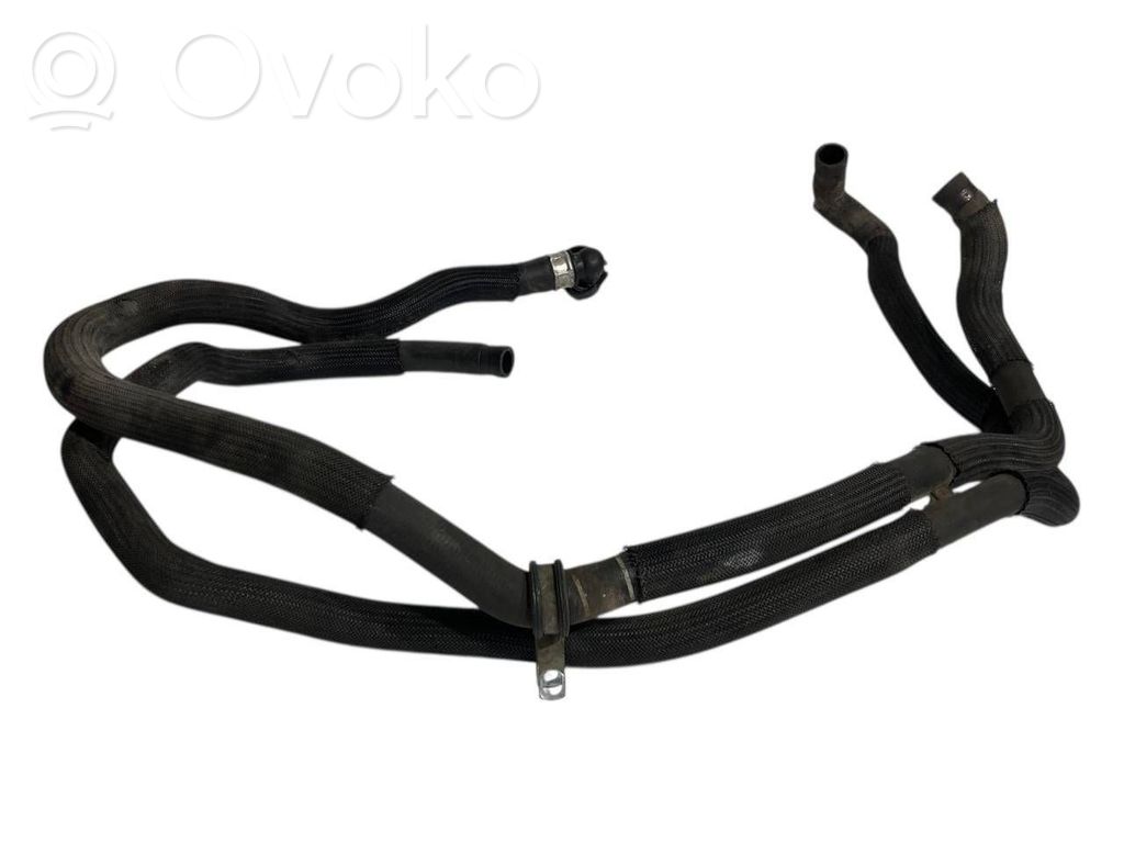 Caurulīte (-es) / šļūtene (-es)