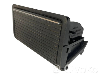 Pelnutrauks (aizmugurē)