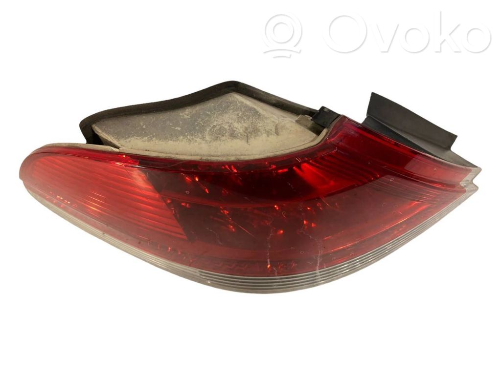 Aizmugurējais lukturis virsbūvē