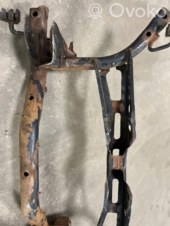 Pusrāmis aizmugurējais / priekšējais