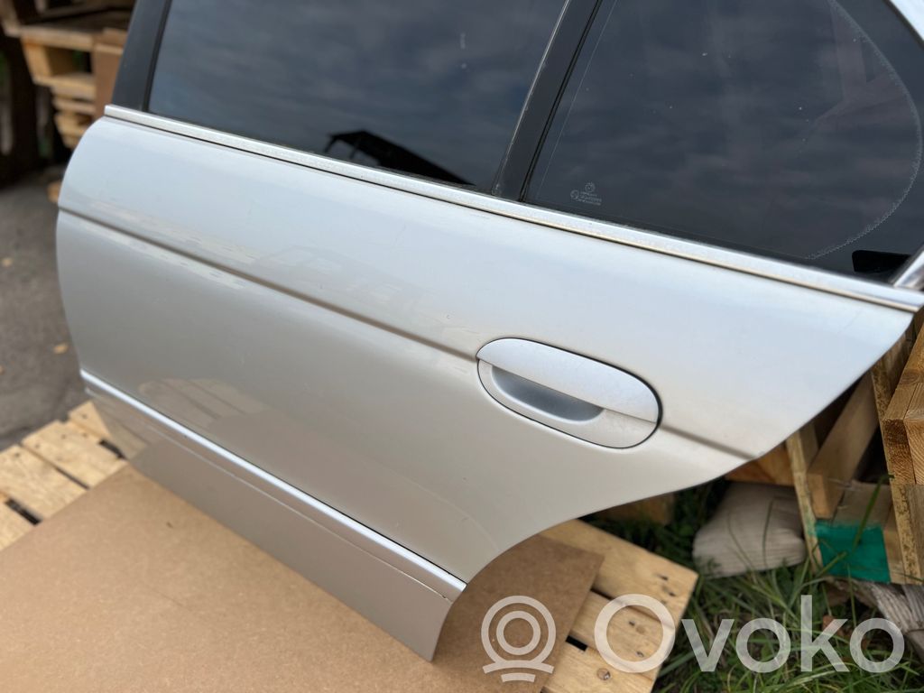 Aizmugurējās durvis