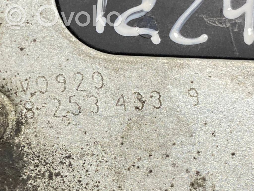 Priekšpusē slēdzene