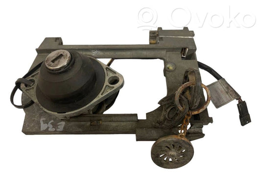 Priekšpusē turētājs / kronšteins ārējam atvēršanas rokturim