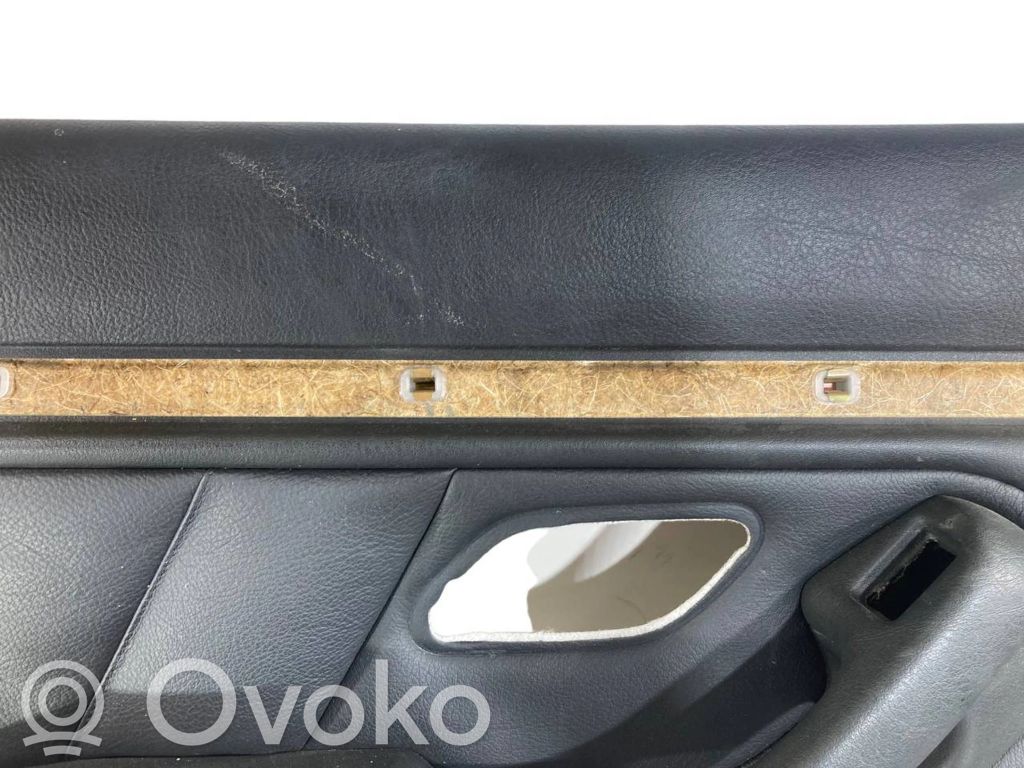 Apšuvums aizmugurējām durvīm