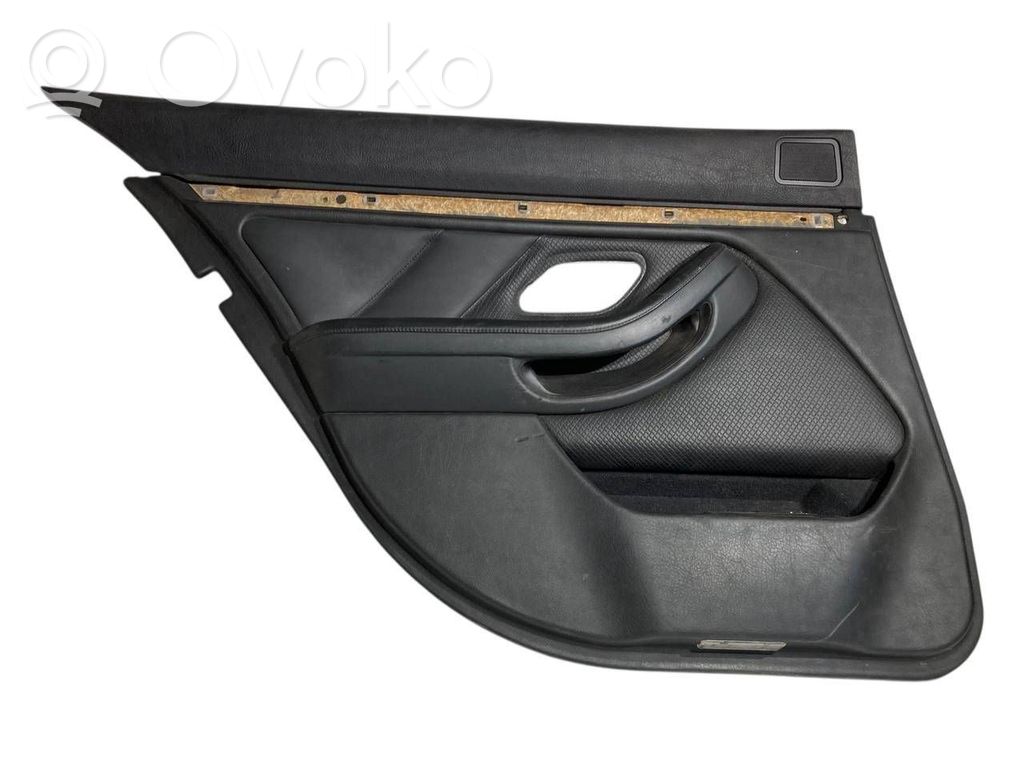 Apšuvums aizmugurējām durvīm