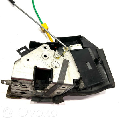 Priekšpusē slēdzene