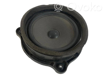 Speaker(s) in front door