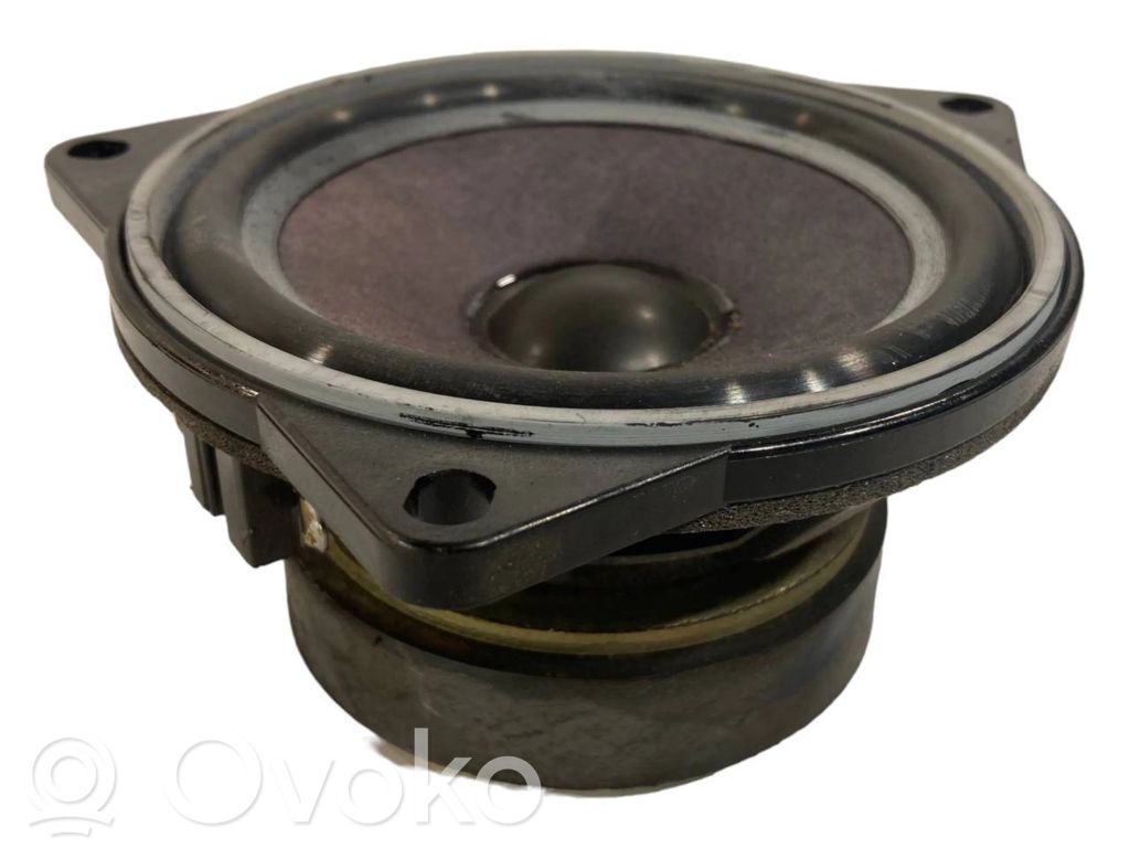 Skaļrunis (-i) aizmugurējā palodzē