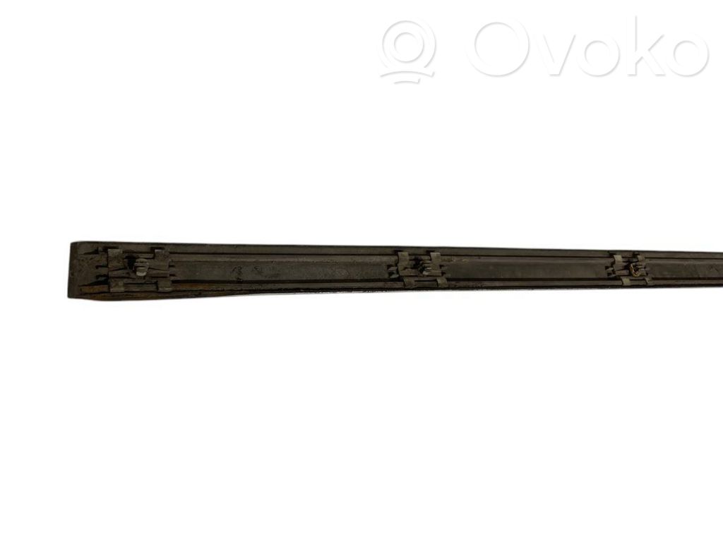 Priekšpusē durvju dekoratīvā apdare (moldings)