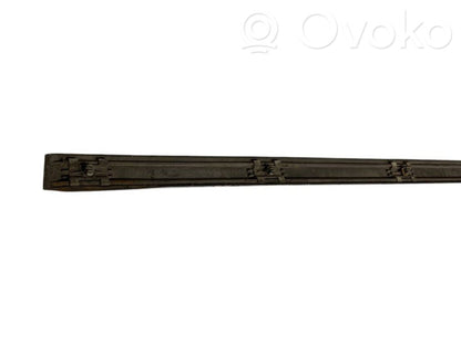 Priekšpusē durvju dekoratīvā apdare (moldings)