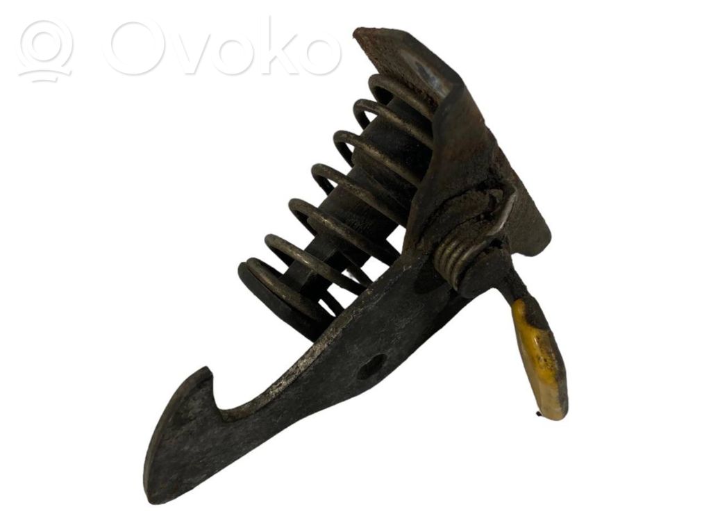 Dzinēja pārsega slēdzenes cilpa