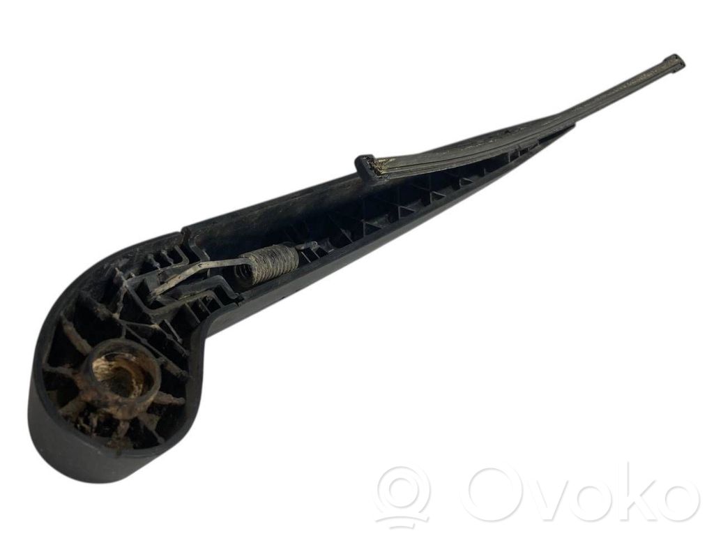 Aizmugurējā loga tīrītāja kājiņa