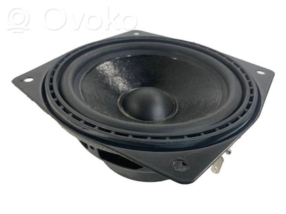 Skaļrunis (-i) aizmugurējā palodzē