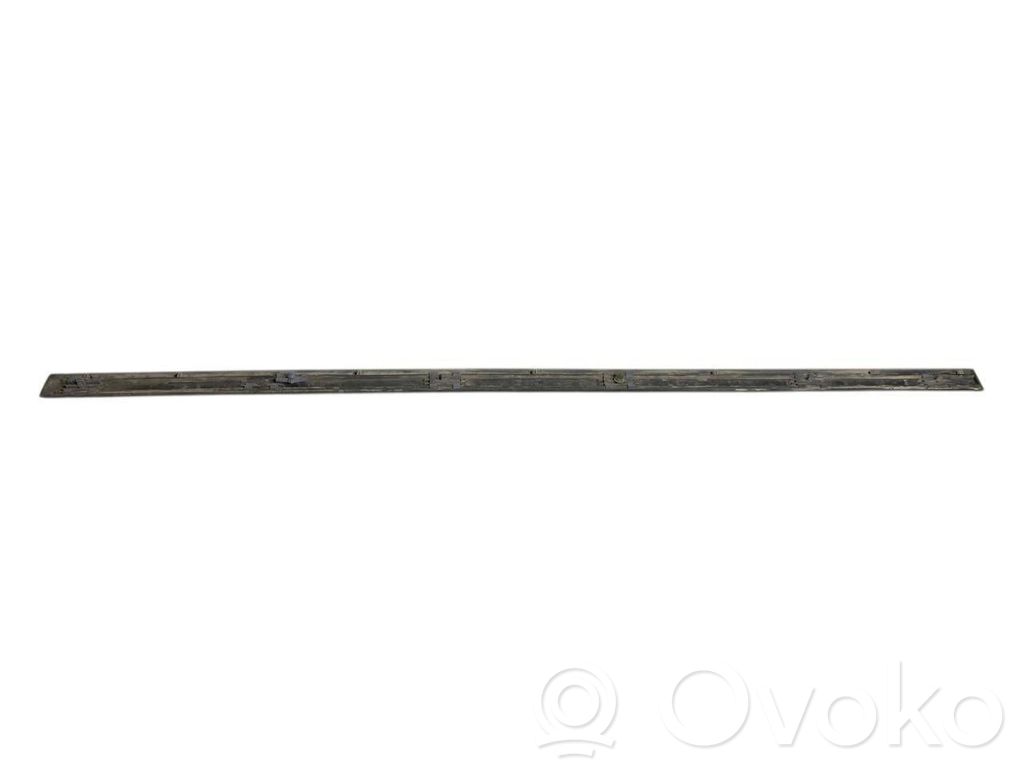 Priekšpusē durvju dekoratīvā apdare (moldings)