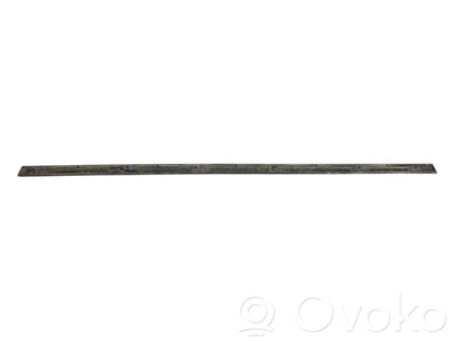 Priekšpusē durvju dekoratīvā apdare (moldings)