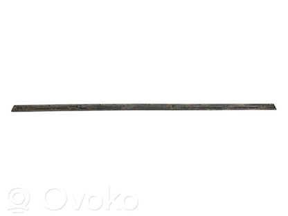 Priekšpusē durvju dekoratīvā apdare (moldings)